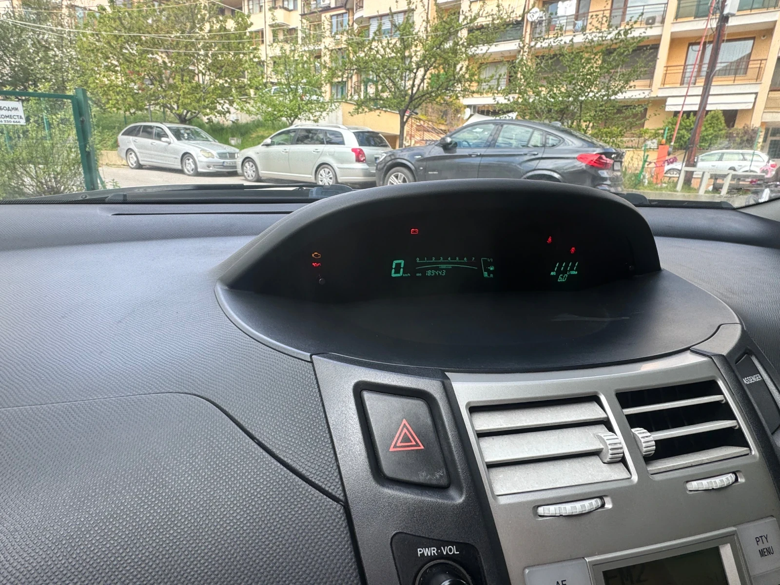 Toyota Yaris 1.3, снимка 10 - Автомобили и джипове - 54387030