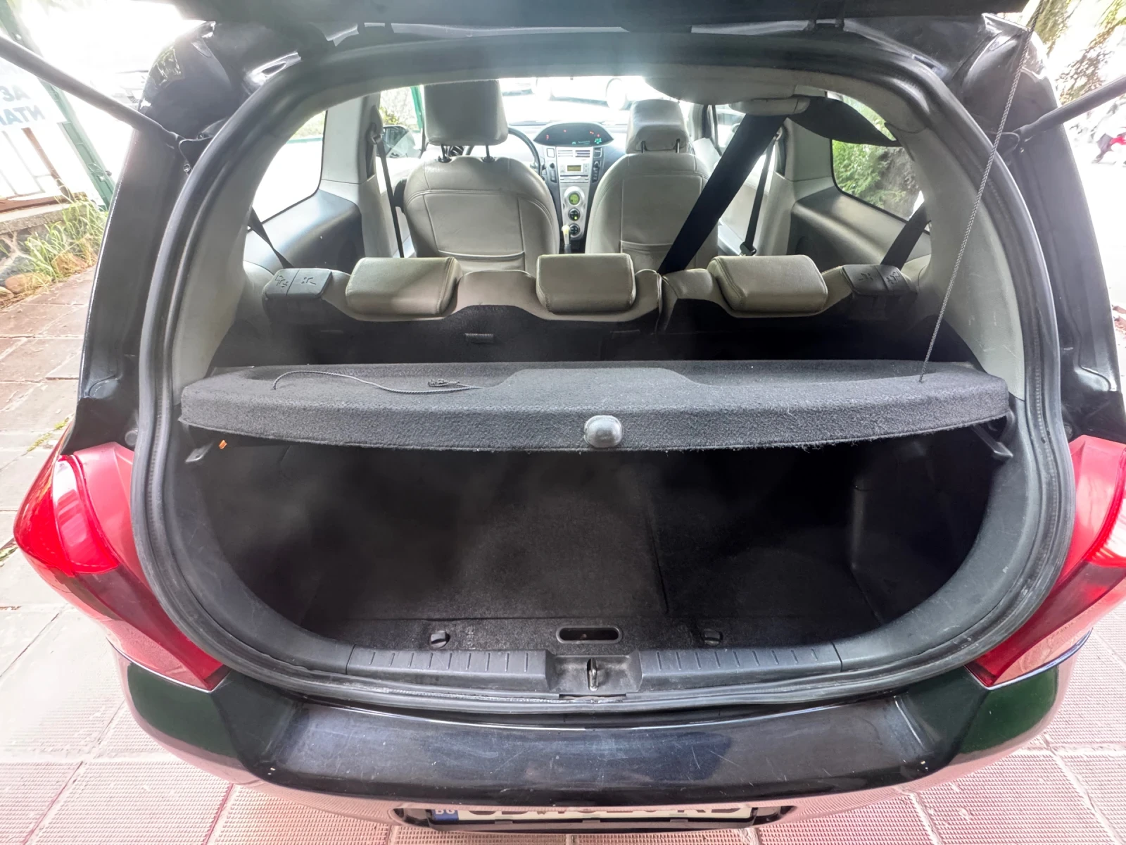 Toyota Yaris 1.3, снимка 6 - Автомобили и джипове - 54387030