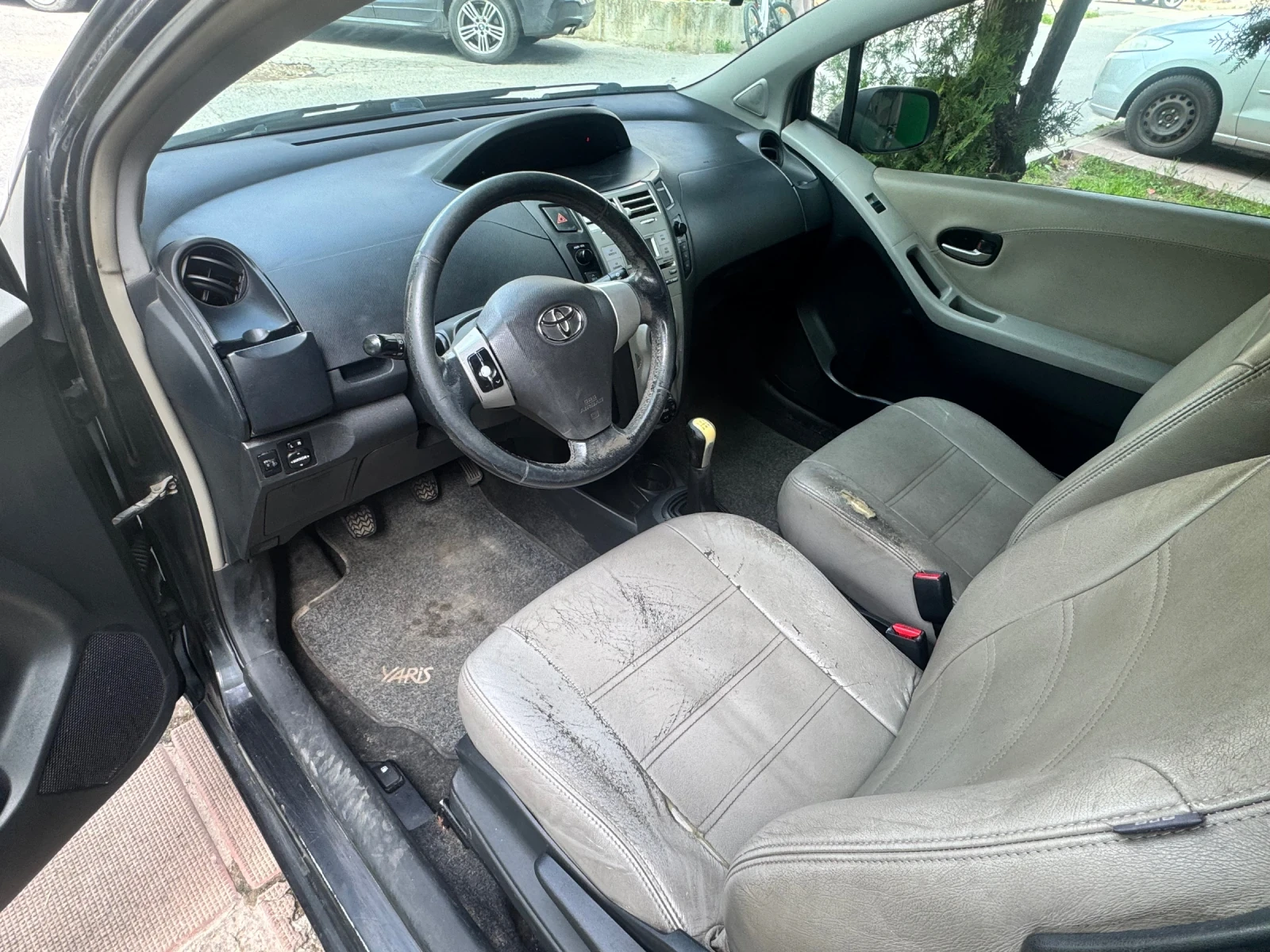 Toyota Yaris 1.3, снимка 12 - Автомобили и джипове - 54387030