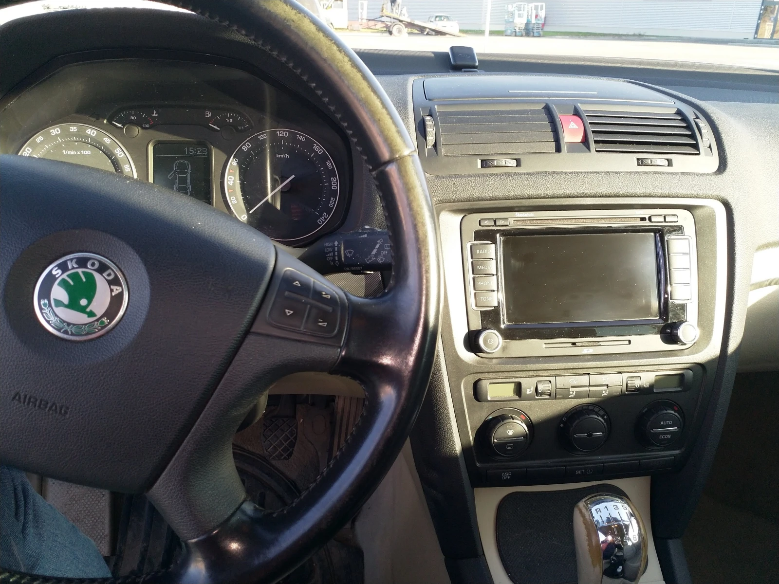 Skoda Octavia 2.0 FSI, снимка 9 - Автомобили и джипове - 54704202