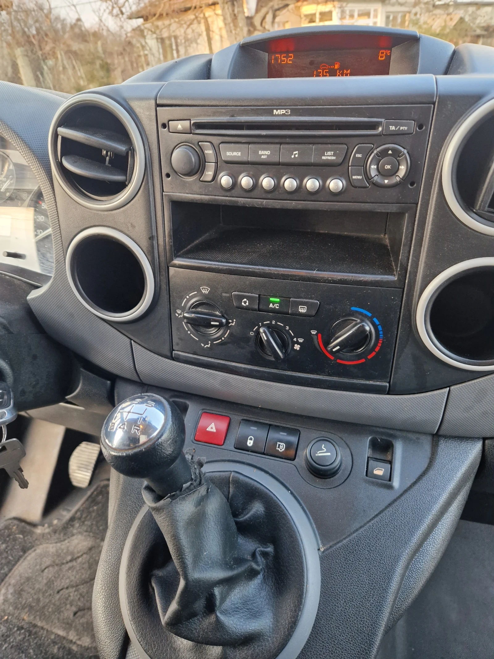 Peugeot Partner 1.6 HDI, снимка 11 - Автомобили и джипове - 54797473
