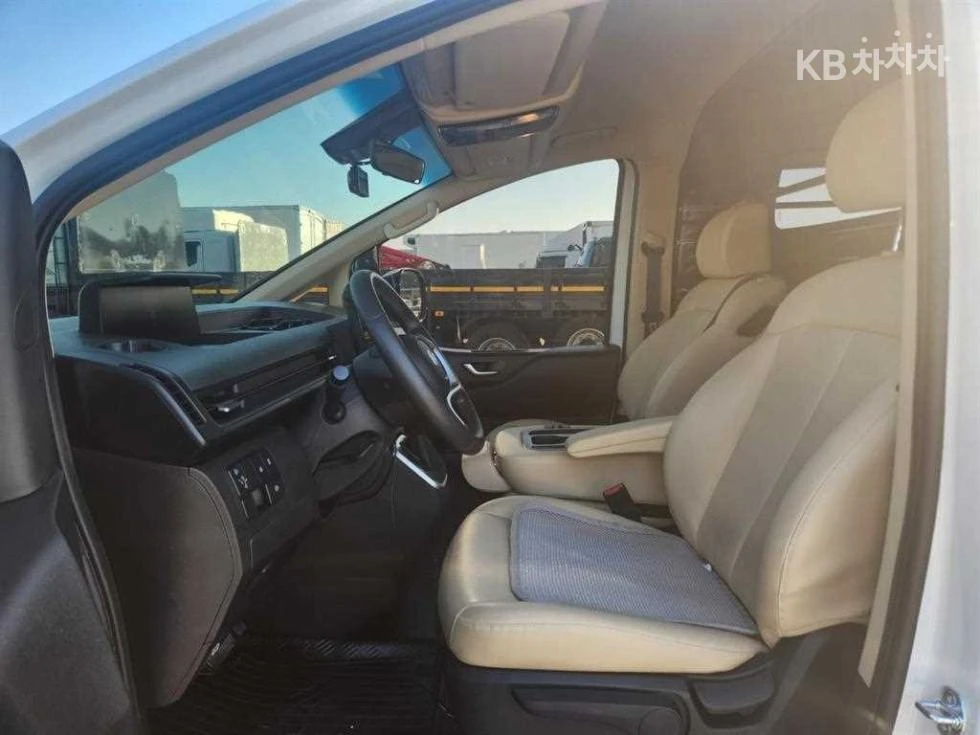 Hyundai Staria, снимка 13 - Автомобили и джипове - 56206107