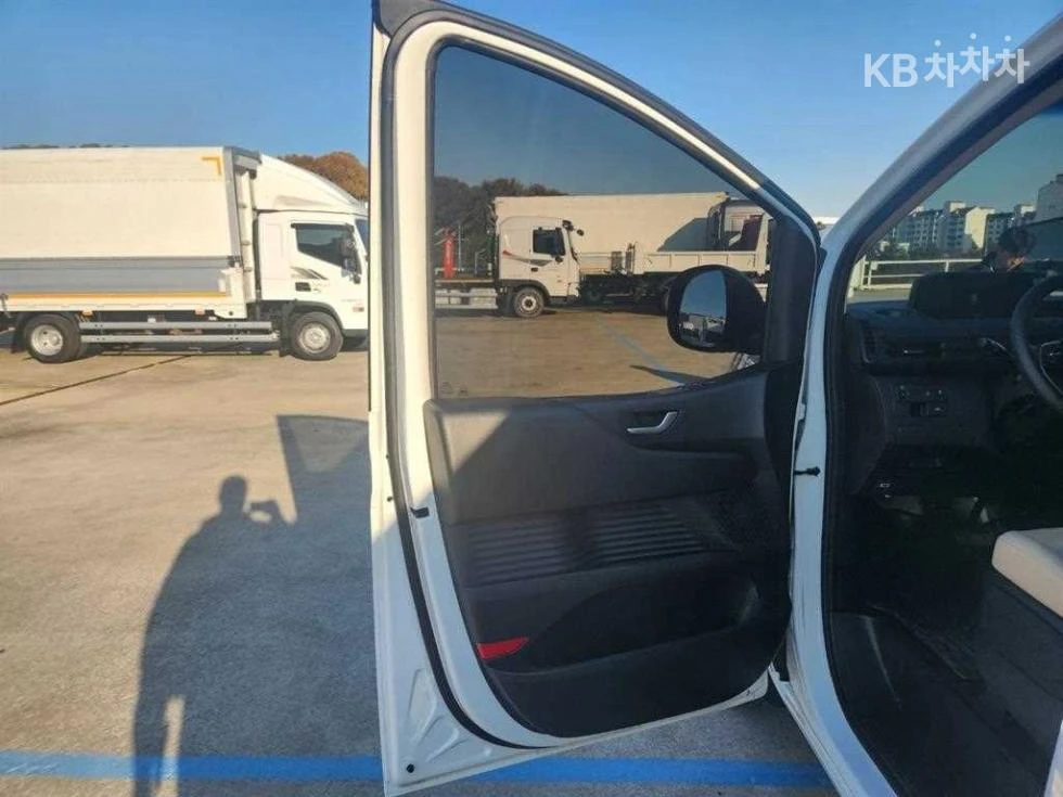 Hyundai Staria, снимка 12 - Автомобили и джипове - 56206107