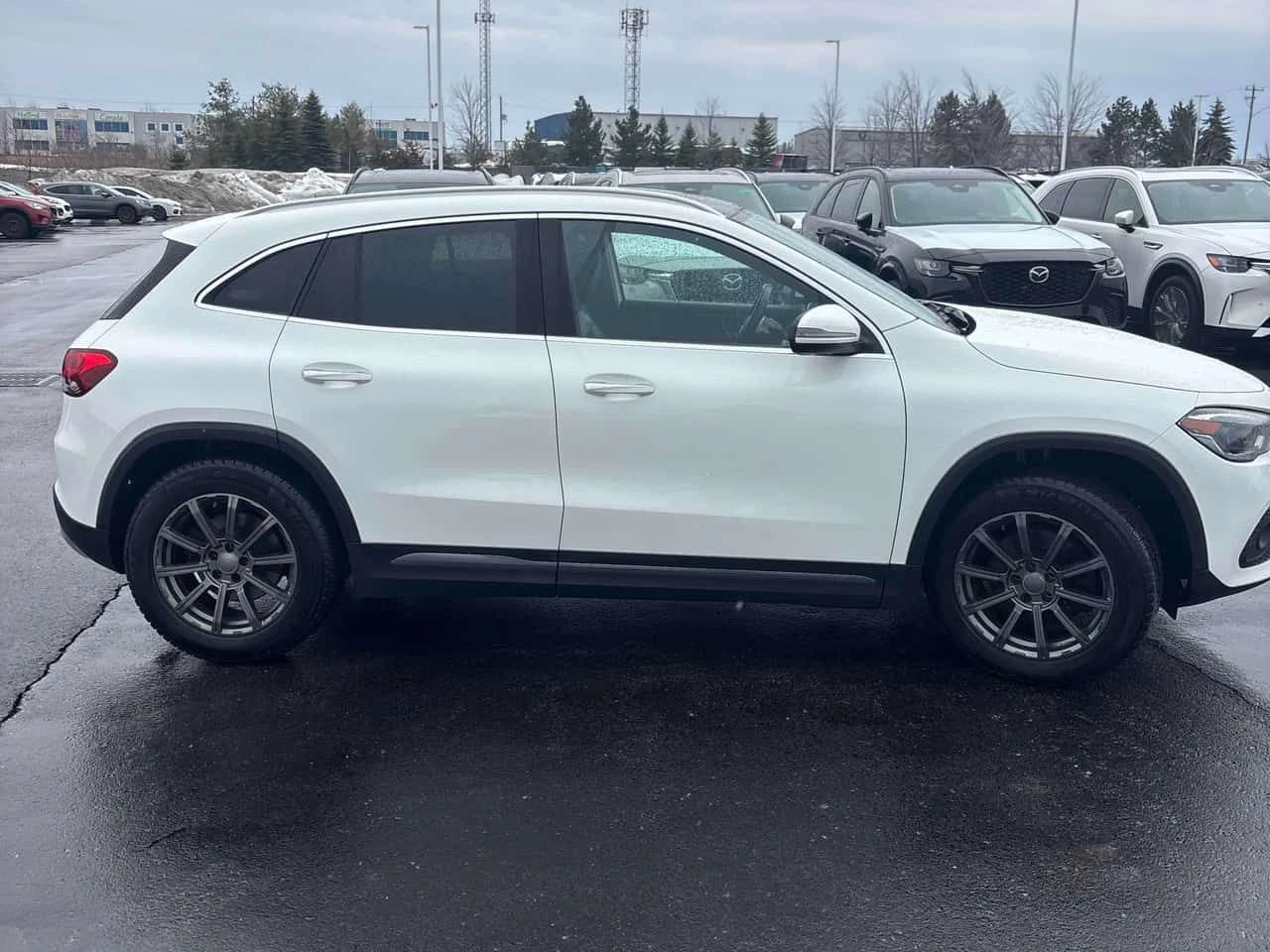 Mercedes-Benz GLA 250 CARFAX /Кожа/Нави/Подгрев/Панорама/ГУМИ+ ДЖАНТИ, снимка 4 - Автомобили и джипове - 53990619