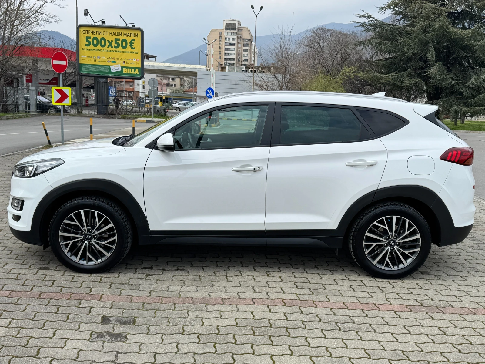 Hyundai Tucson 1.6CRDI/FACELIFT /4x4/AUTOMAT/ЕВРО 6/НОВИ ГУМИ, снимка 4 - Автомобили и джипове - 54221055