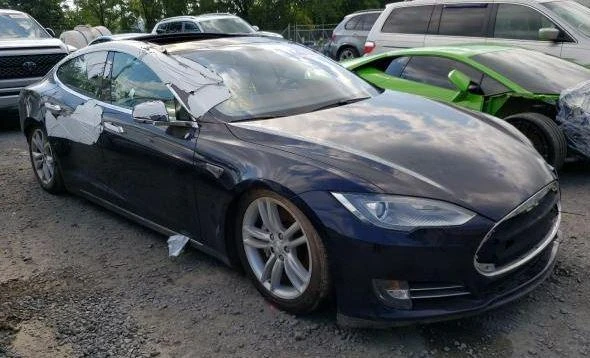 Tesla Model S на части, снимка 1 - Автомобили и джипове - 31183785