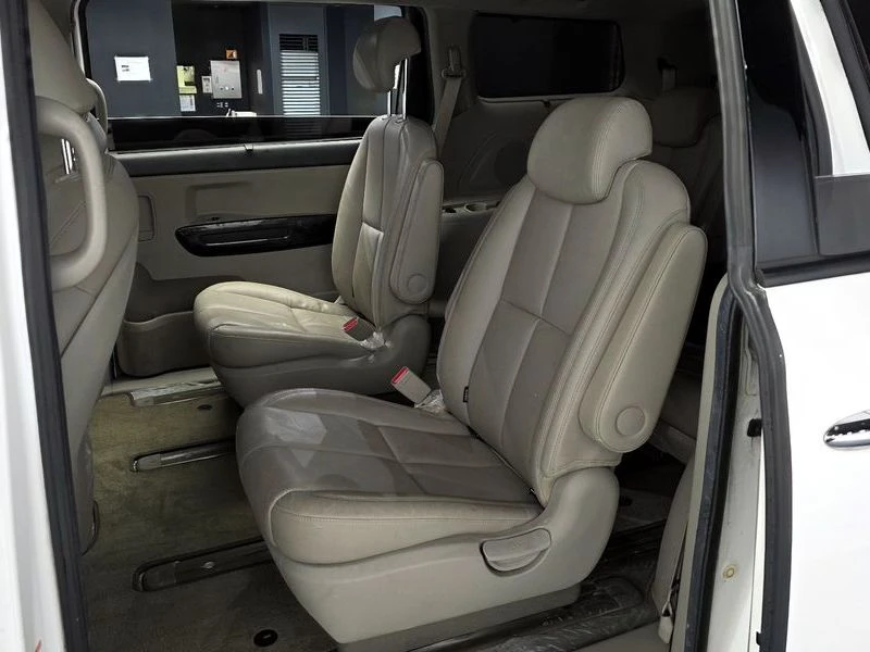 Kia Carnival 2.2 Automatic, снимка 16 - Автомобили и джипове - 55464724