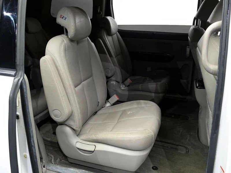 Kia Carnival 2.2 Automatic, снимка 14 - Автомобили и джипове - 55464724
