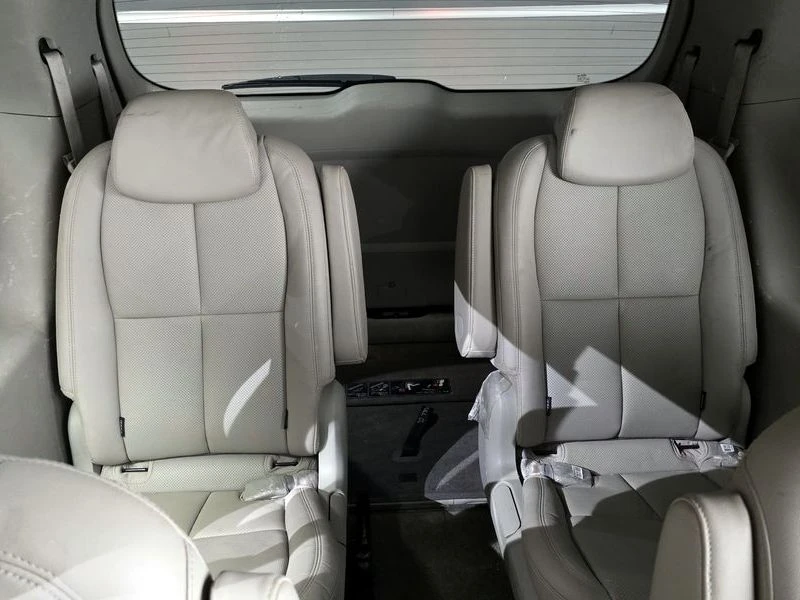 Kia Carnival 2.2 Automatic, снимка 15 - Автомобили и джипове - 55464724