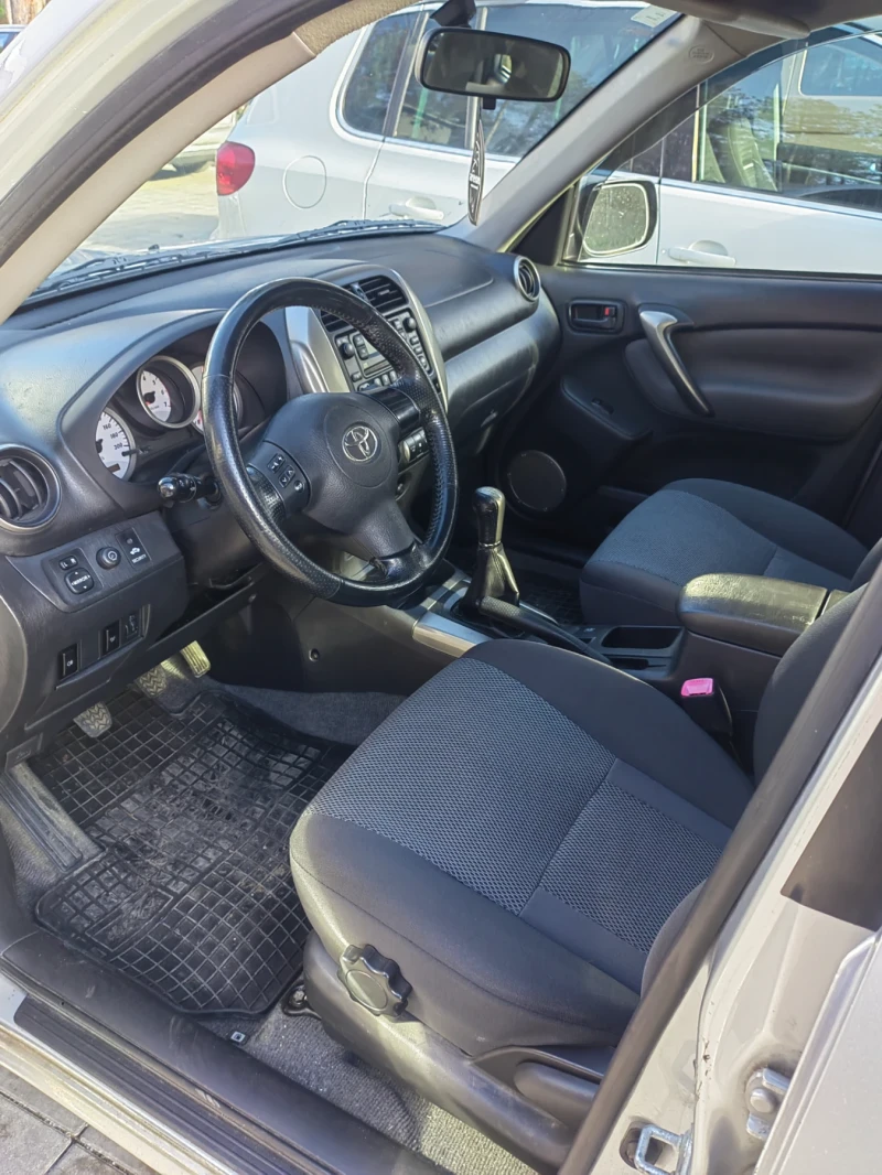 Toyota Rav4 2.0 D4D, снимка 7 - Автомобили и джипове - 48095453