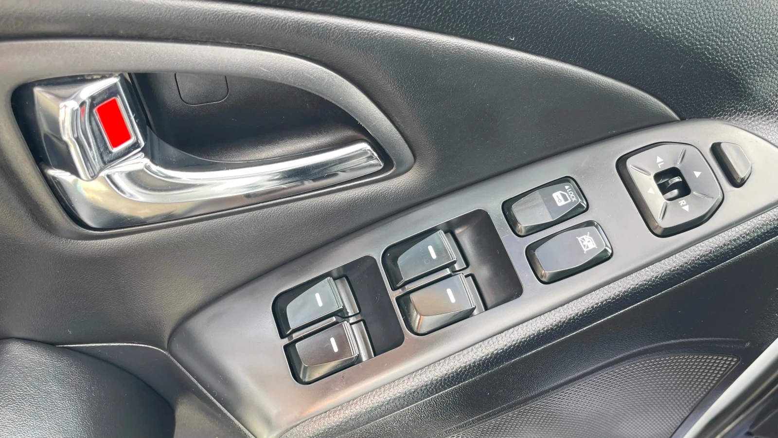 Hyundai IX35 4х4, 2.0 DCI/183к.с. АВТОМАТ/НАВИГАЦИЯ , снимка 14 - Автомобили и джипове - 54649655