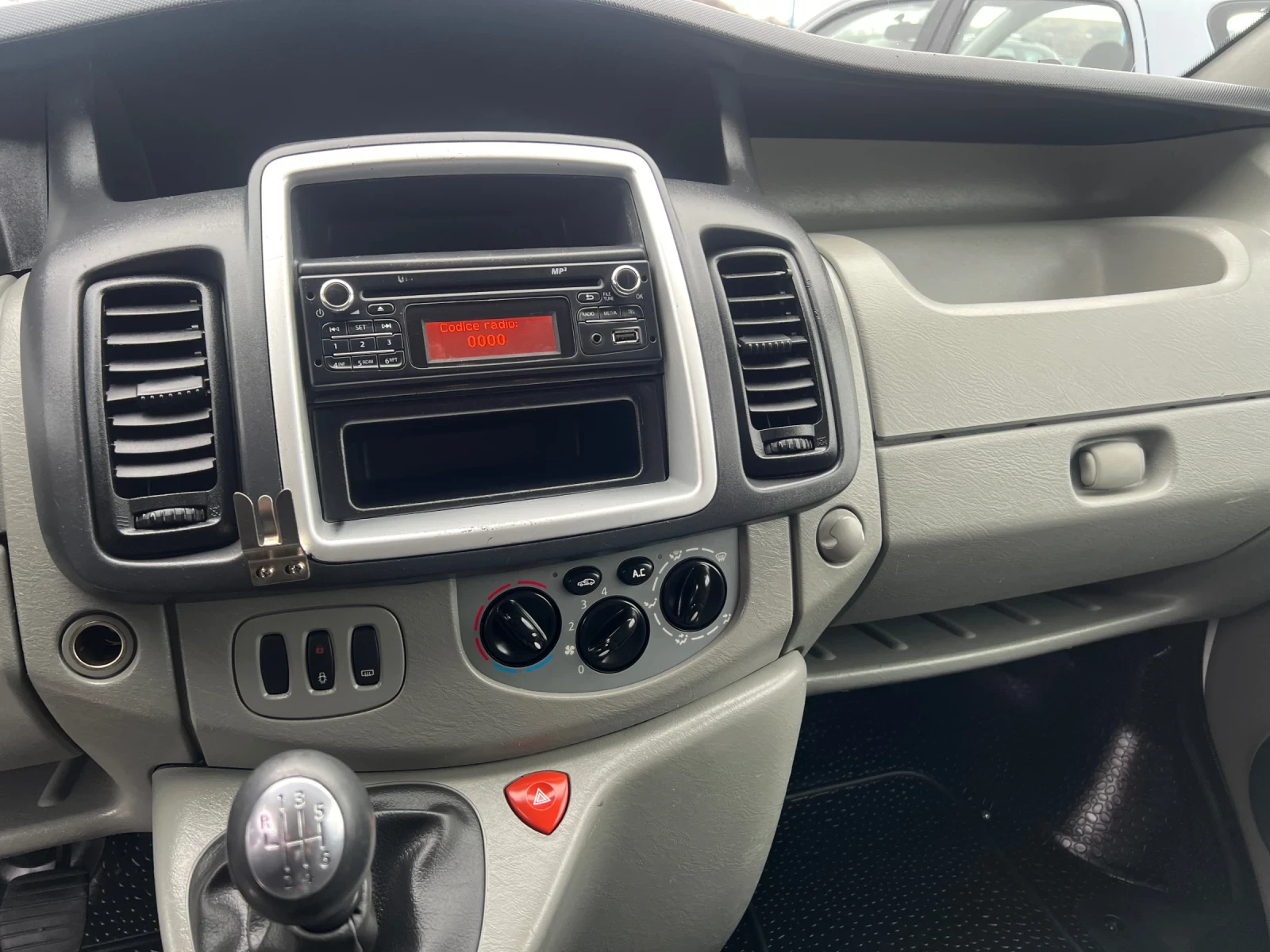 Opel Vivaro 2.0cdti 115k.c - изображение 8