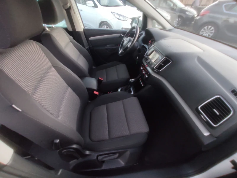 VW Sharan 2.0TDi/AUTOMATIC/140K.C./NAVi/LED, снимка 12 - Автомобили и джипове - 48619871