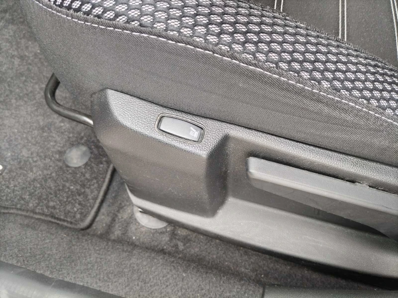 Dacia Duster TCe 150 к.с. GPF Бензин 4x4 Stop & Start BVM6, снимка 12 - Автомобили и джипове - 51433056