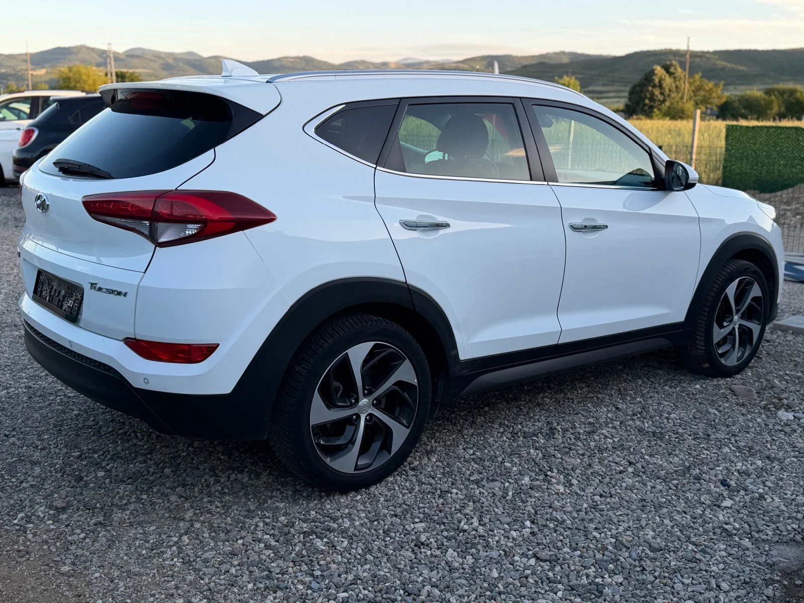 Hyundai Tucson 1.7 CRDI / AUTOMAT , снимка 4 - Автомобили и джипове - 54785598