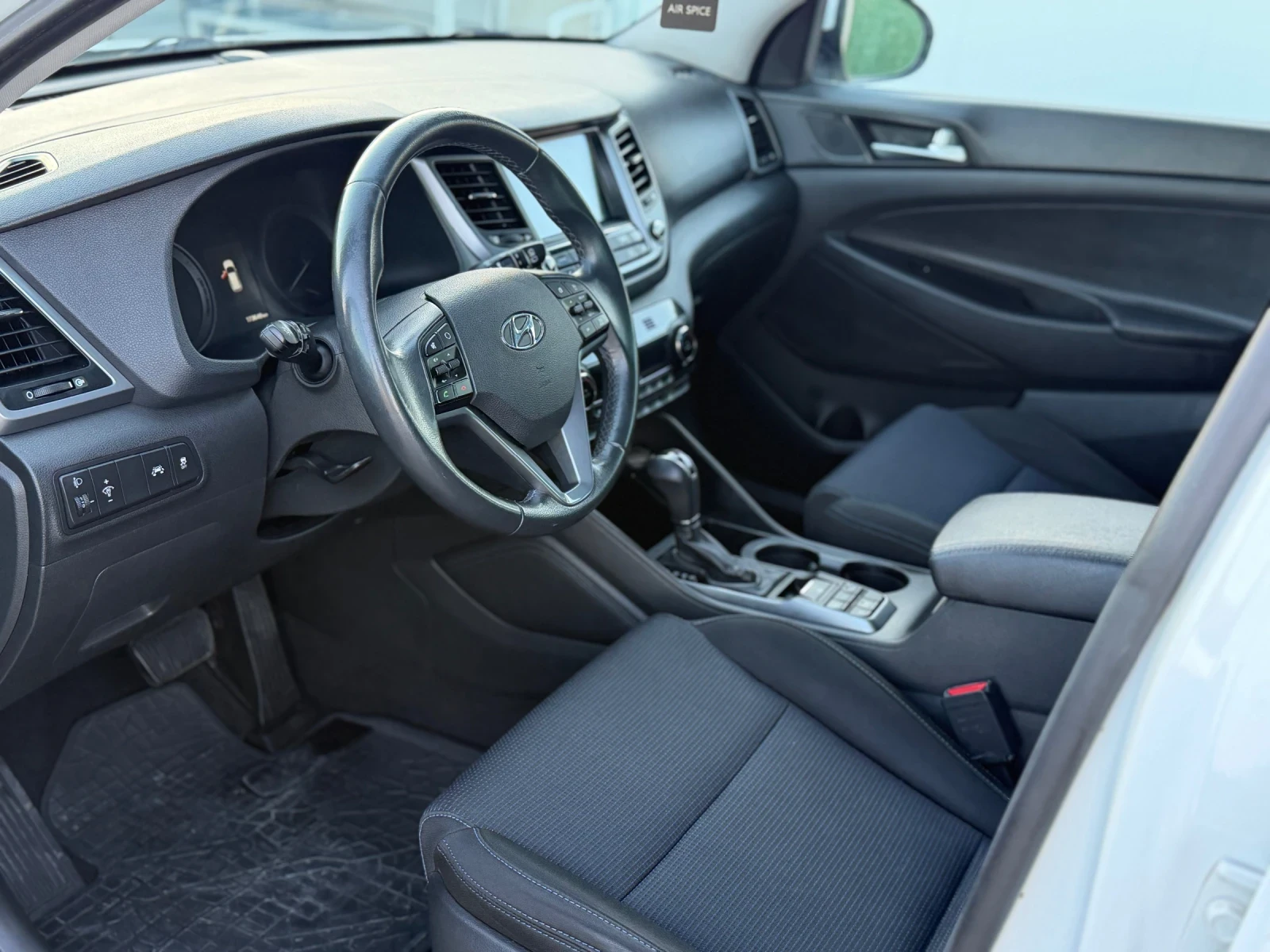 Hyundai Tucson 1.7 CRDI / AUTOMAT , снимка 6 - Автомобили и джипове - 54785598