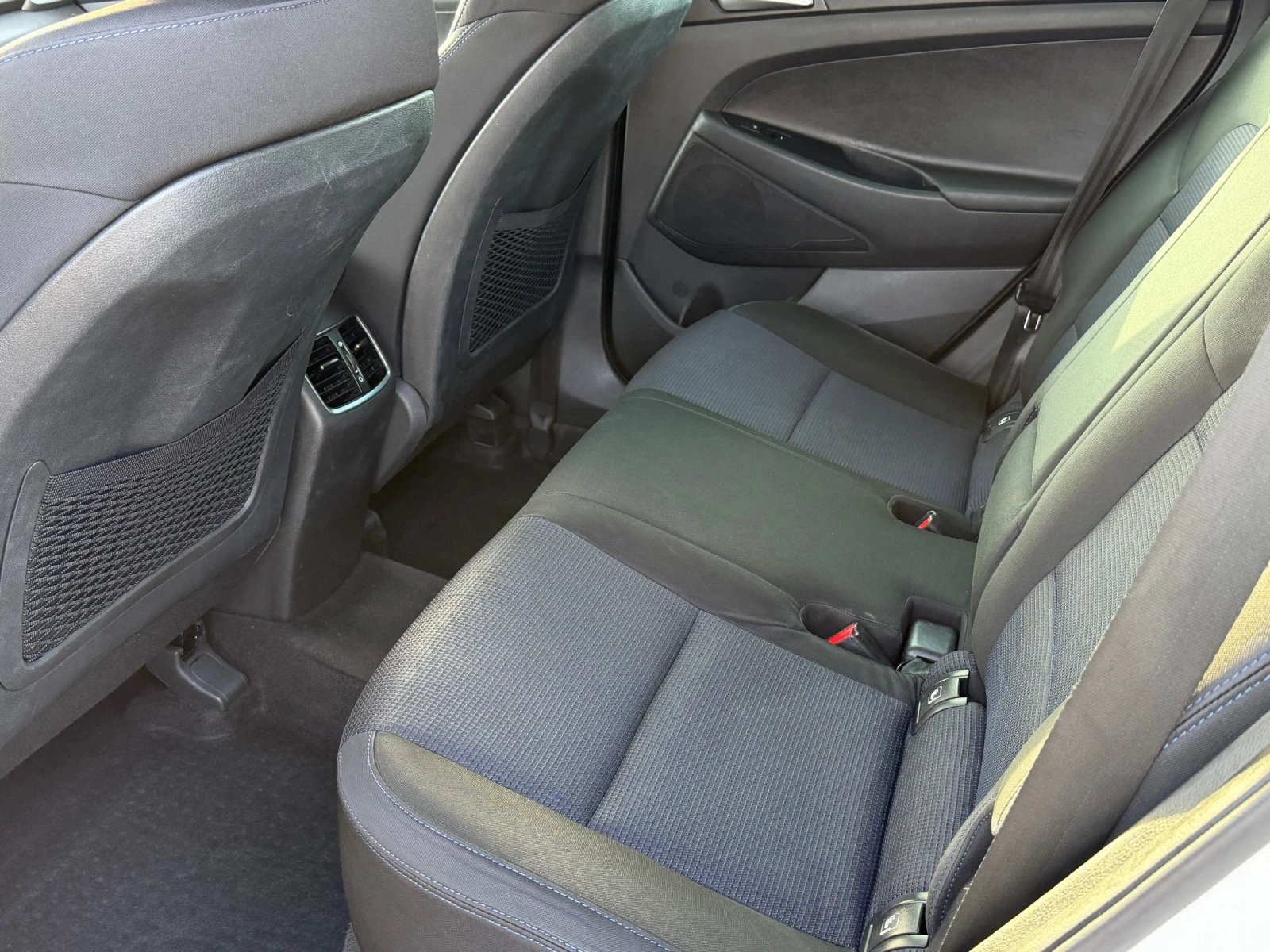 Hyundai Tucson 1.7 CRDI / AUTOMAT , снимка 12 - Автомобили и джипове - 54457358
