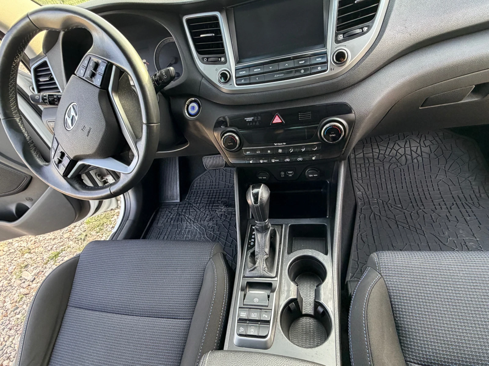 Hyundai Tucson 1.7 CRDI / AUTOMAT , снимка 10 - Автомобили и джипове - 54457358