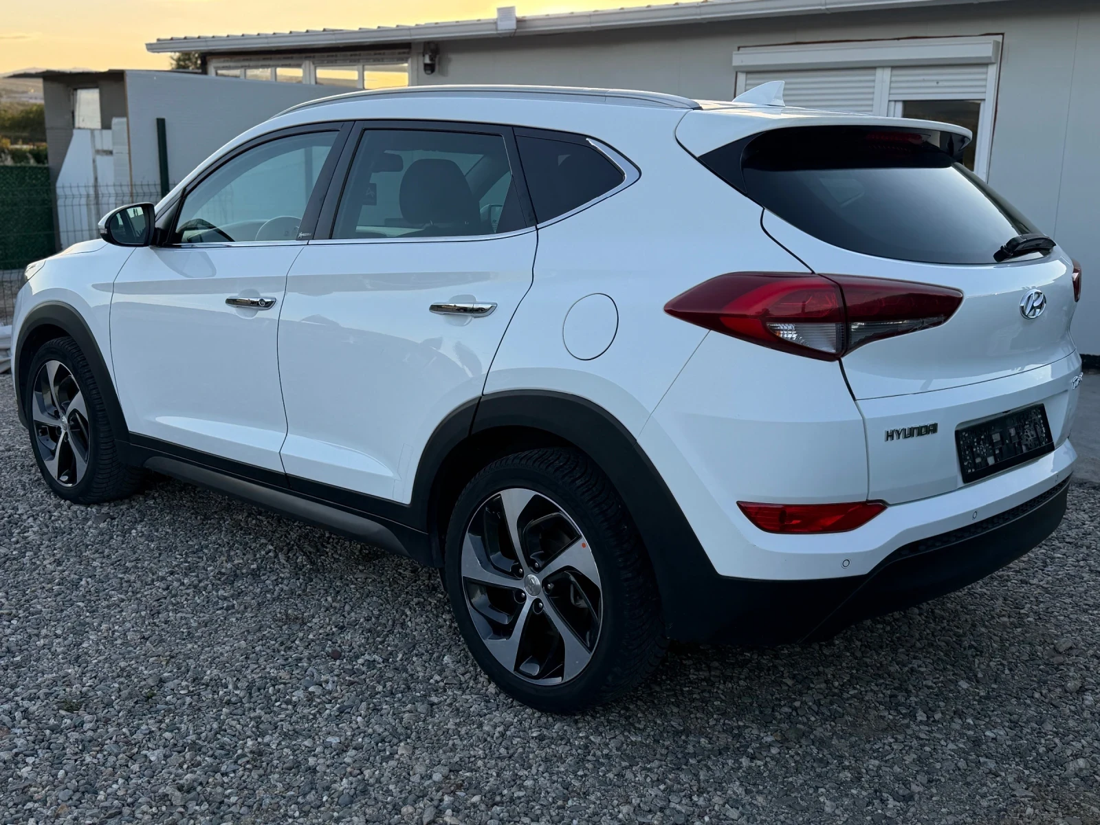 Hyundai Tucson 1.7 CRDI / AUTOMAT , снимка 5 - Автомобили и джипове - 54785598