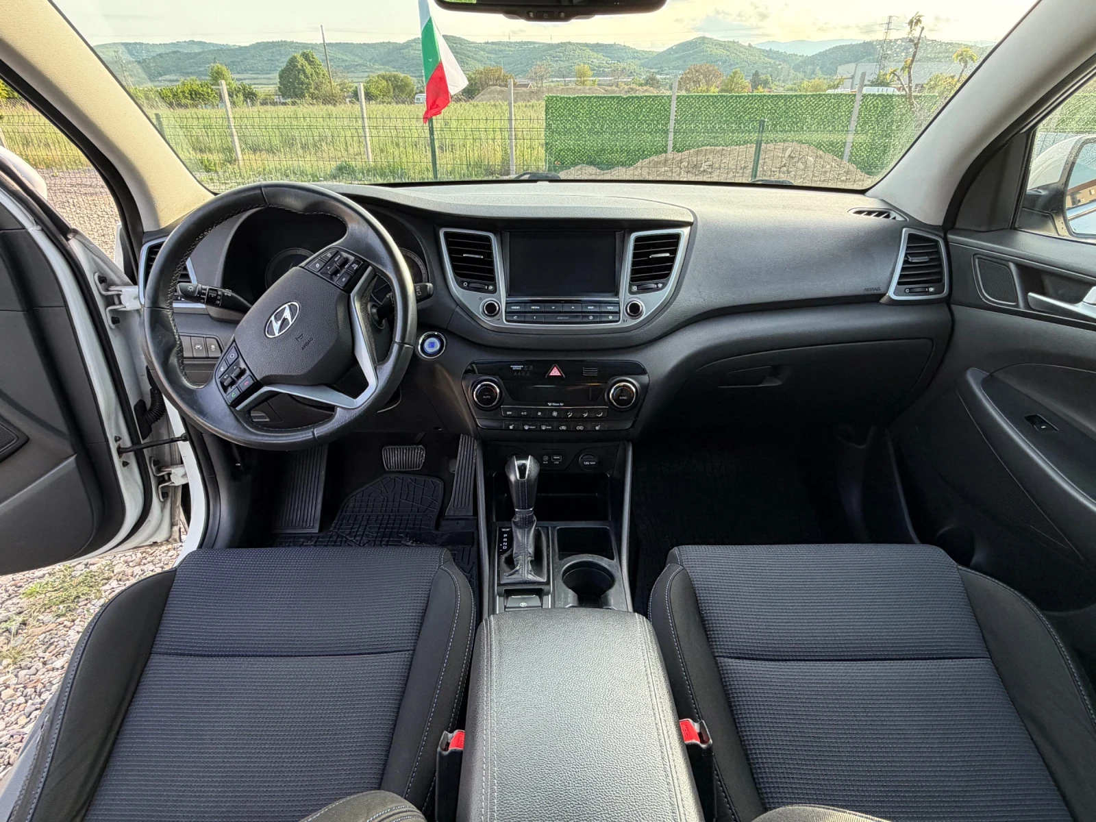 Hyundai Tucson 1.7 CRDI / AUTOMAT , снимка 9 - Автомобили и джипове - 54457358