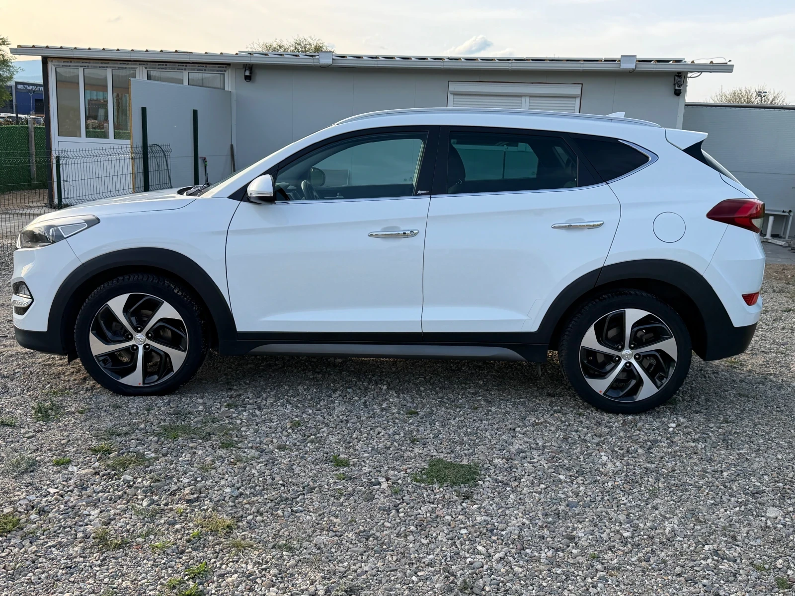 Hyundai Tucson 1.7 CRDI / AUTOMAT , снимка 8 - Автомобили и джипове - 54457358