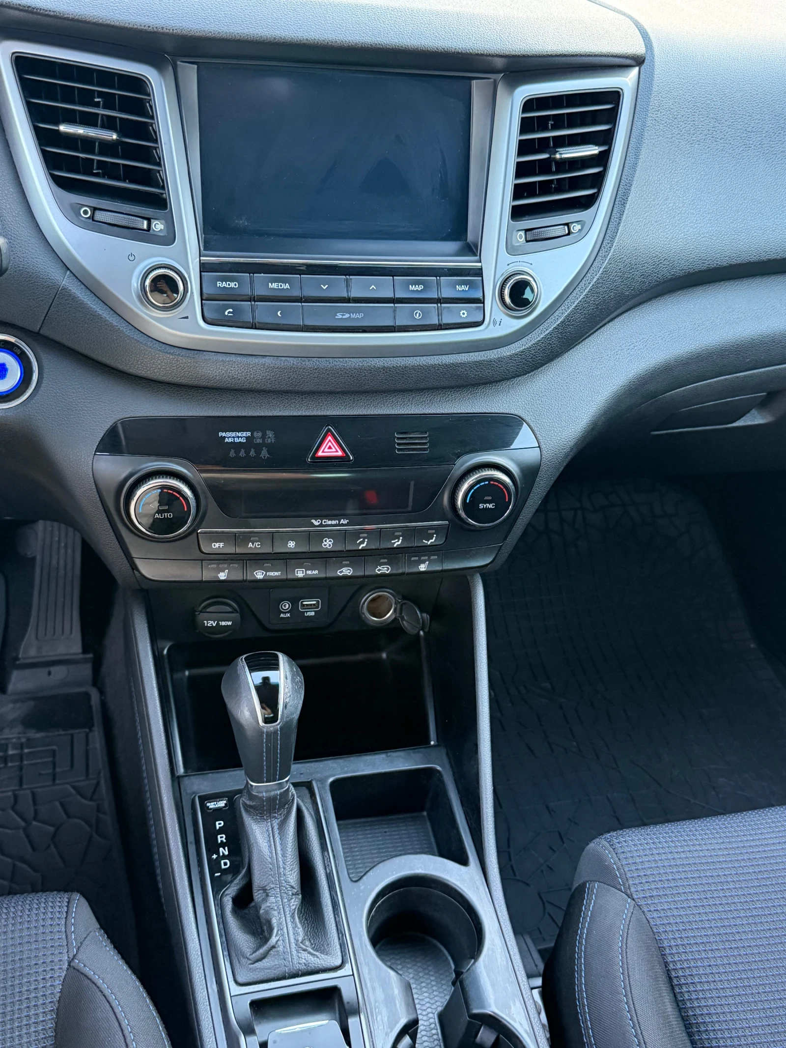 Hyundai Tucson 1.7 CRDI / AUTOMAT , снимка 8 - Автомобили и джипове - 54785598