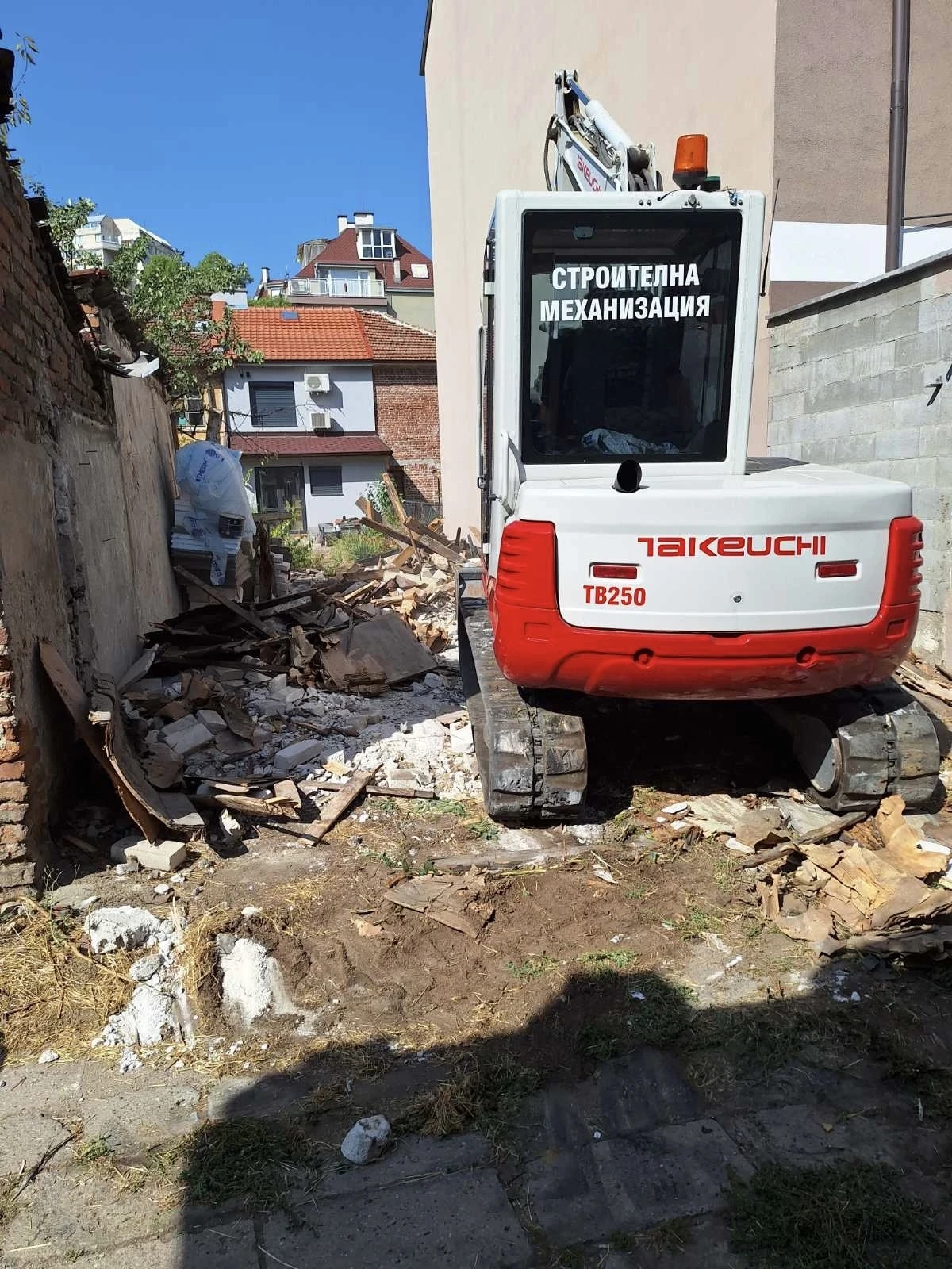 Багер Takeuchi TB250, снимка 4 - Индустриална техника - 53851107