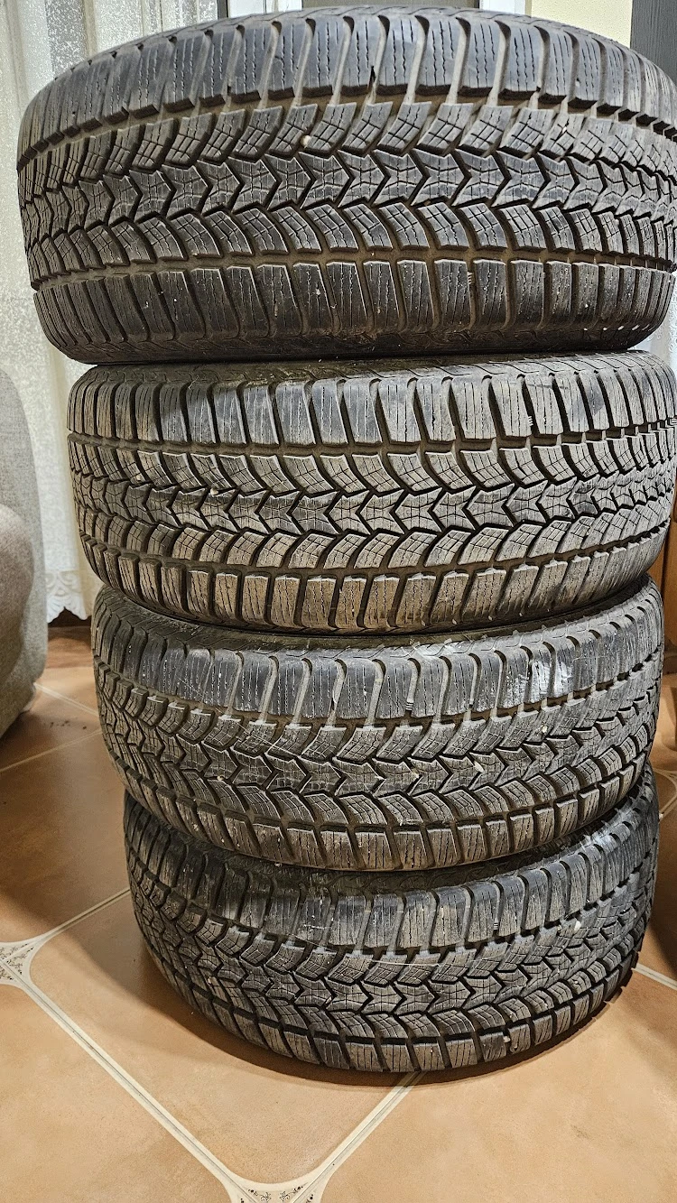 Гуми Зимни 215/55R16, снимка 2 - Гуми и джанти - 47668238