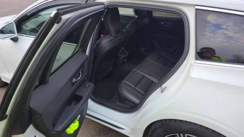 Volvo V60 D3, снимка 9 - Автомобили и джипове - 52746488