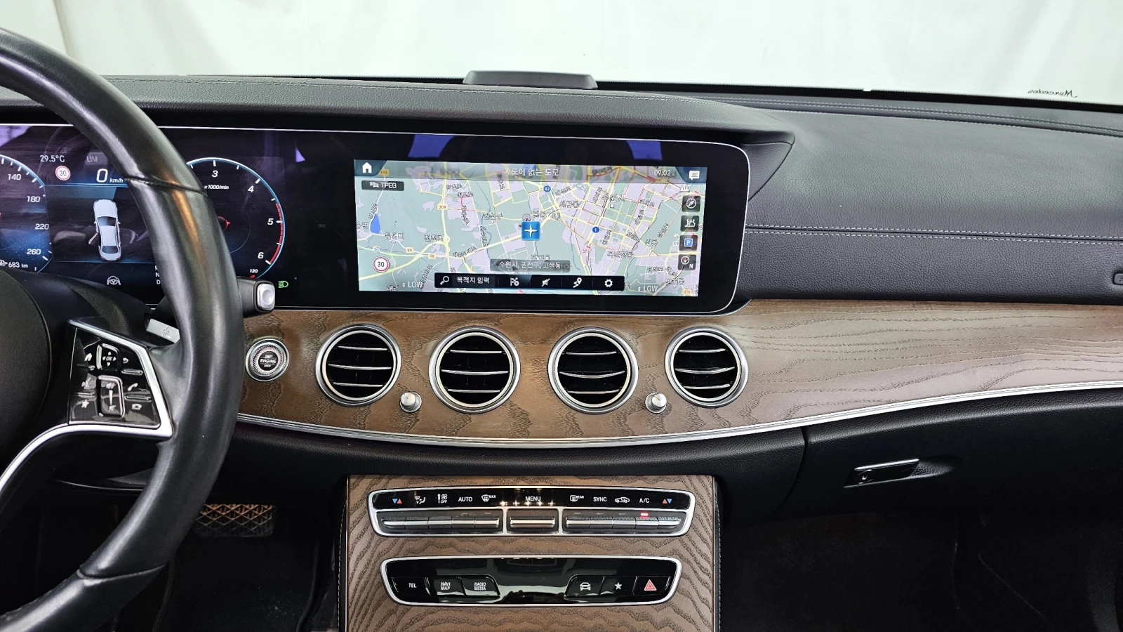 Mercedes-Benz E 220 EXCLUSIVE* 4MATIC* КОЖА* ПОДГРЕВ* ОБДУХВ* BURMASTE, снимка 11 - Автомобили и джипове - 54782353
