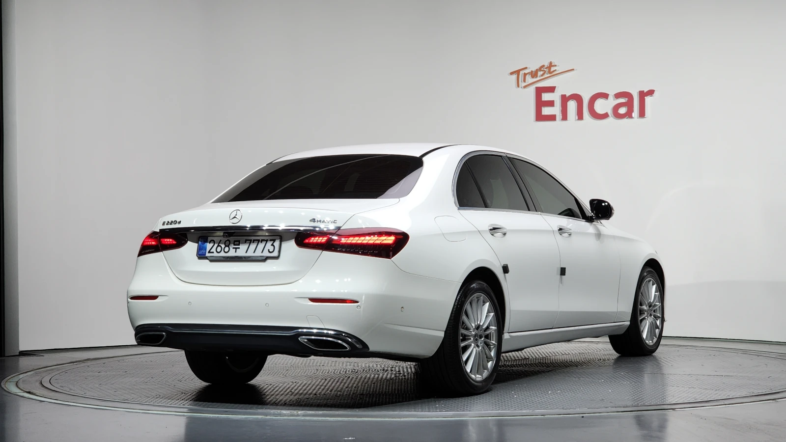 Mercedes-Benz E 220 EXCLUSIVE* 4MATIC* КОЖА* ПОДГРЕВ* ОБДУХВ* BURMASTE, снимка 2 - Автомобили и джипове - 54782353