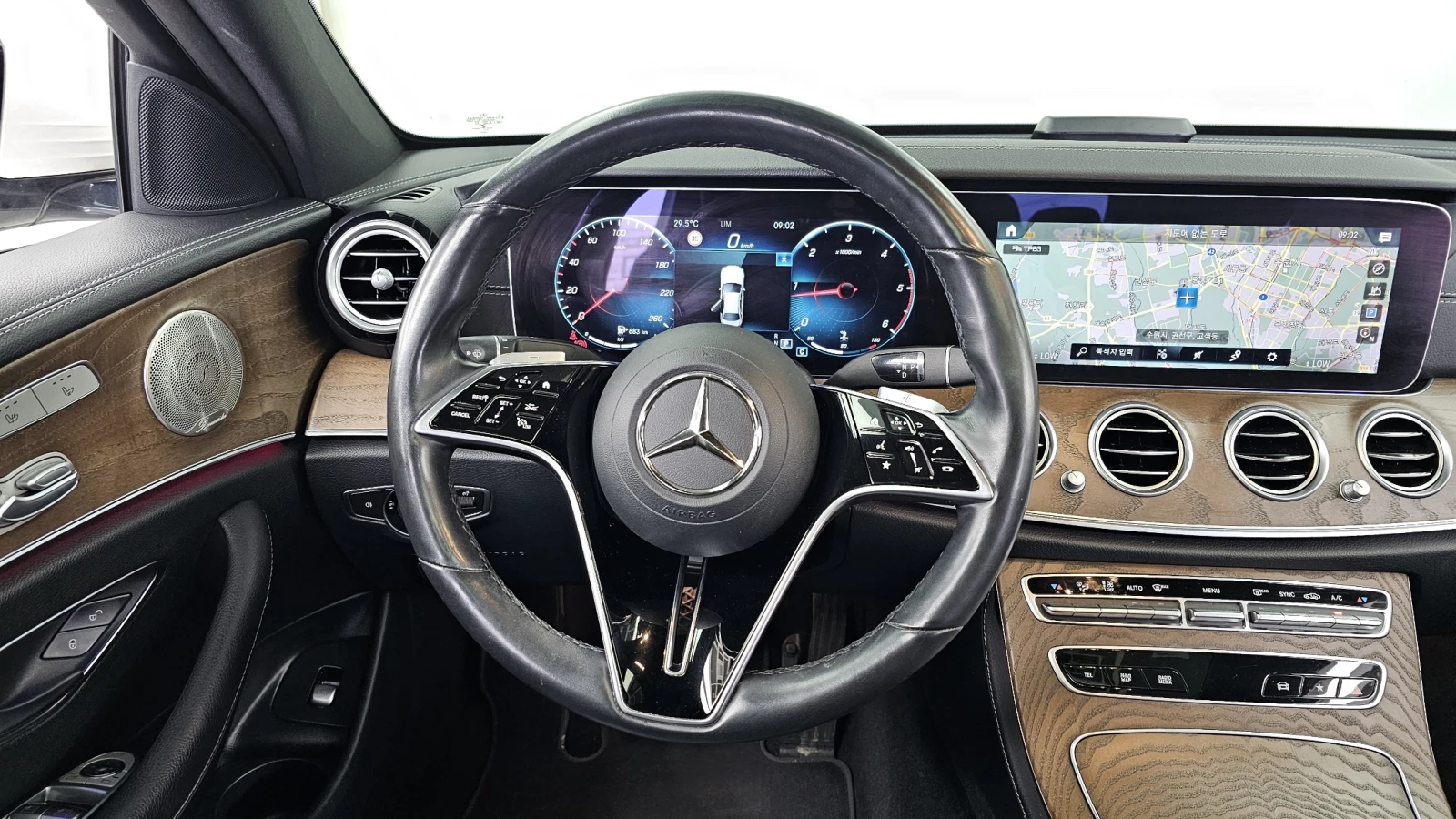 Mercedes-Benz E 220 EXCLUSIVE* 4MATIC* КОЖА* ПОДГРЕВ* ОБДУХВ* BURMASTE, снимка 10 - Автомобили и джипове - 54782353