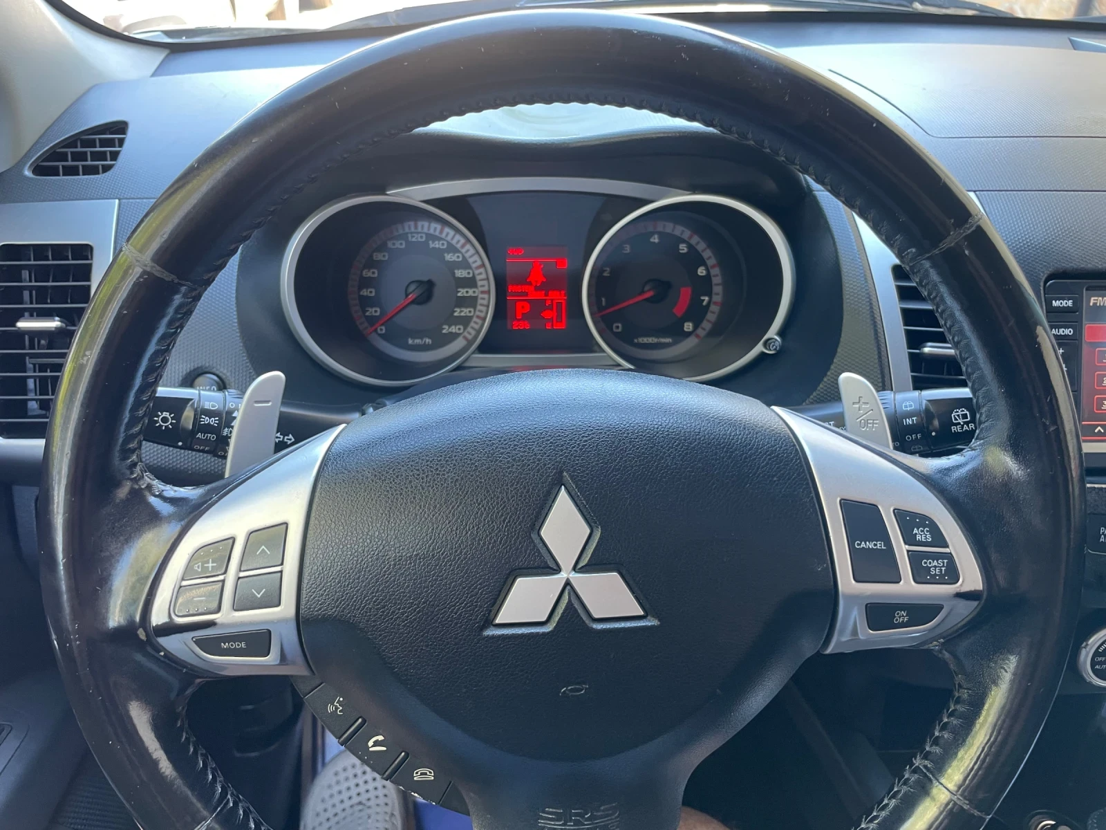 Mitsubishi Outlander 2.4i* automat* 4x4* FULL, снимка 9 - Автомобили и джипове - 55725684