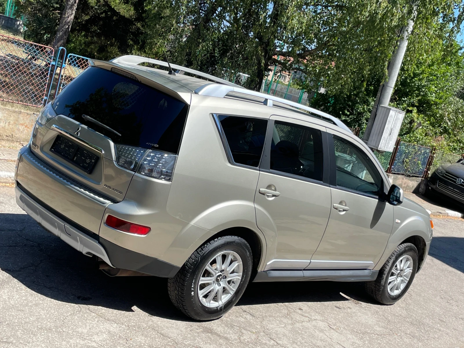 Mitsubishi Outlander 2.4i* automat* 4x4* FULL, снимка 7 - Автомобили и джипове - 55725684