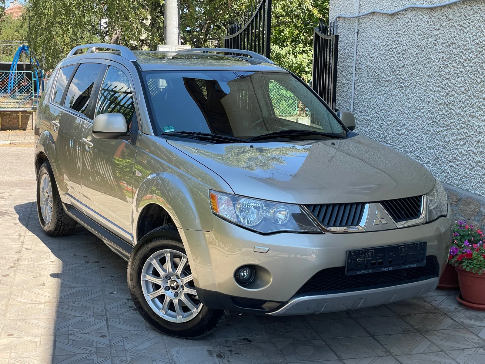 Mitsubishi Outlander 2.4i* automat* 4x4* FULL, снимка 16 - Автомобили и джипове - 55725684