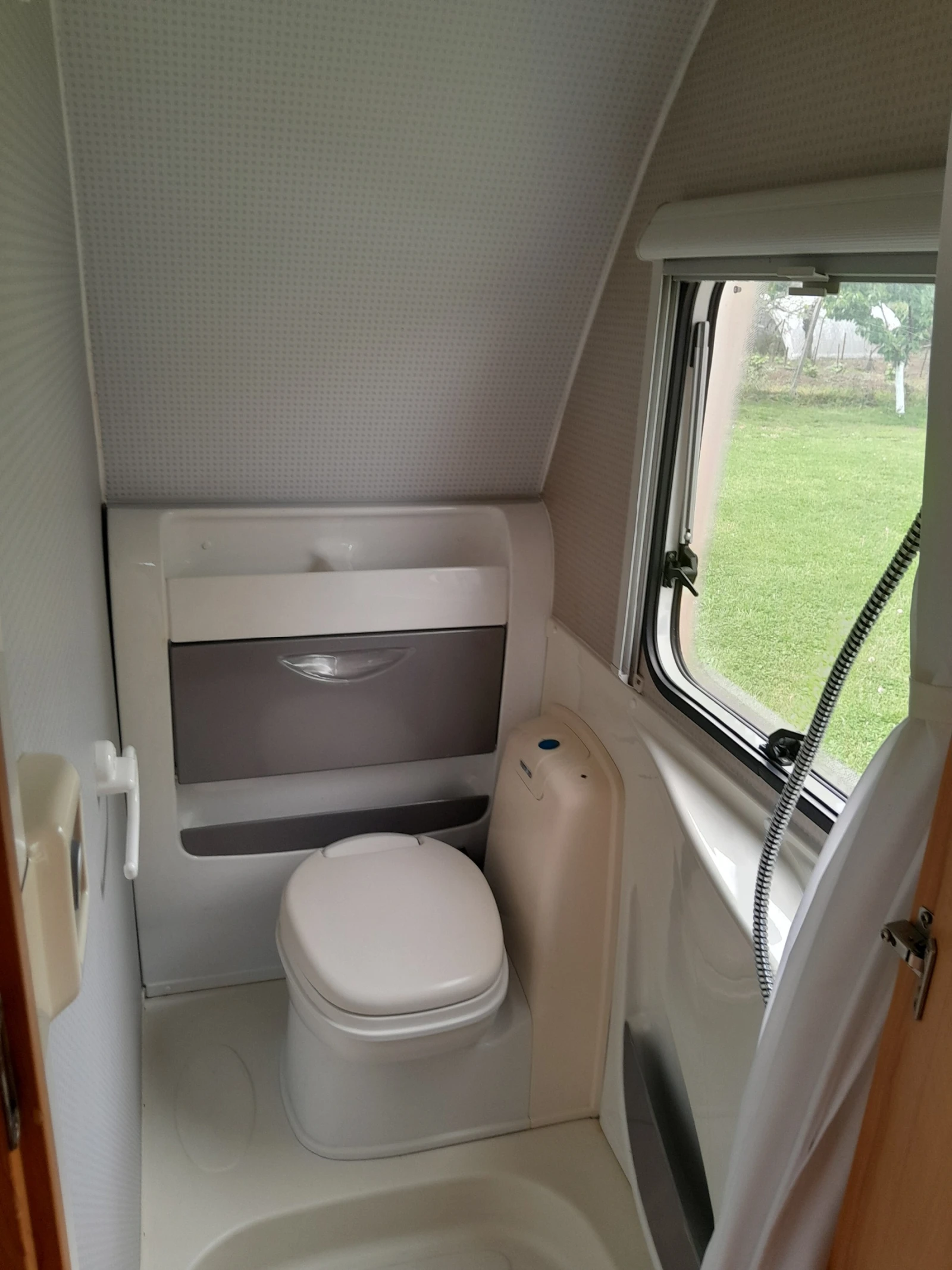 Каравана Knaus Sudvind, снимка 15 - Каравани и кемпери - 54196594