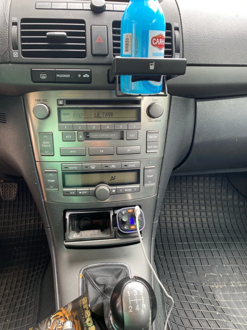 Toyota Avensis 1, 8, снимка 8 - Автомобили и джипове - 53024350