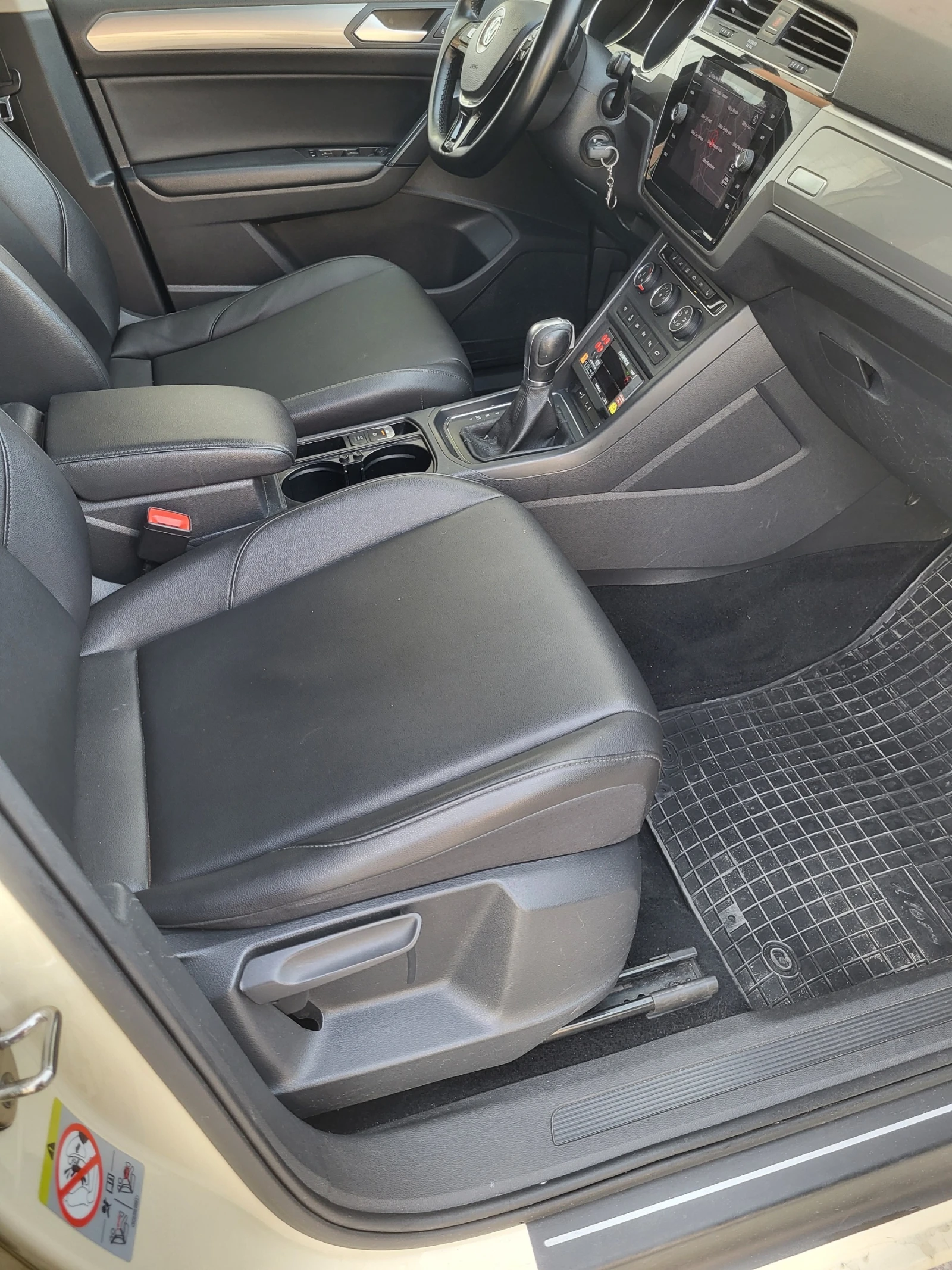 VW Touran 2.0 TDI , снимка 8 - Автомобили и джипове - 53838951