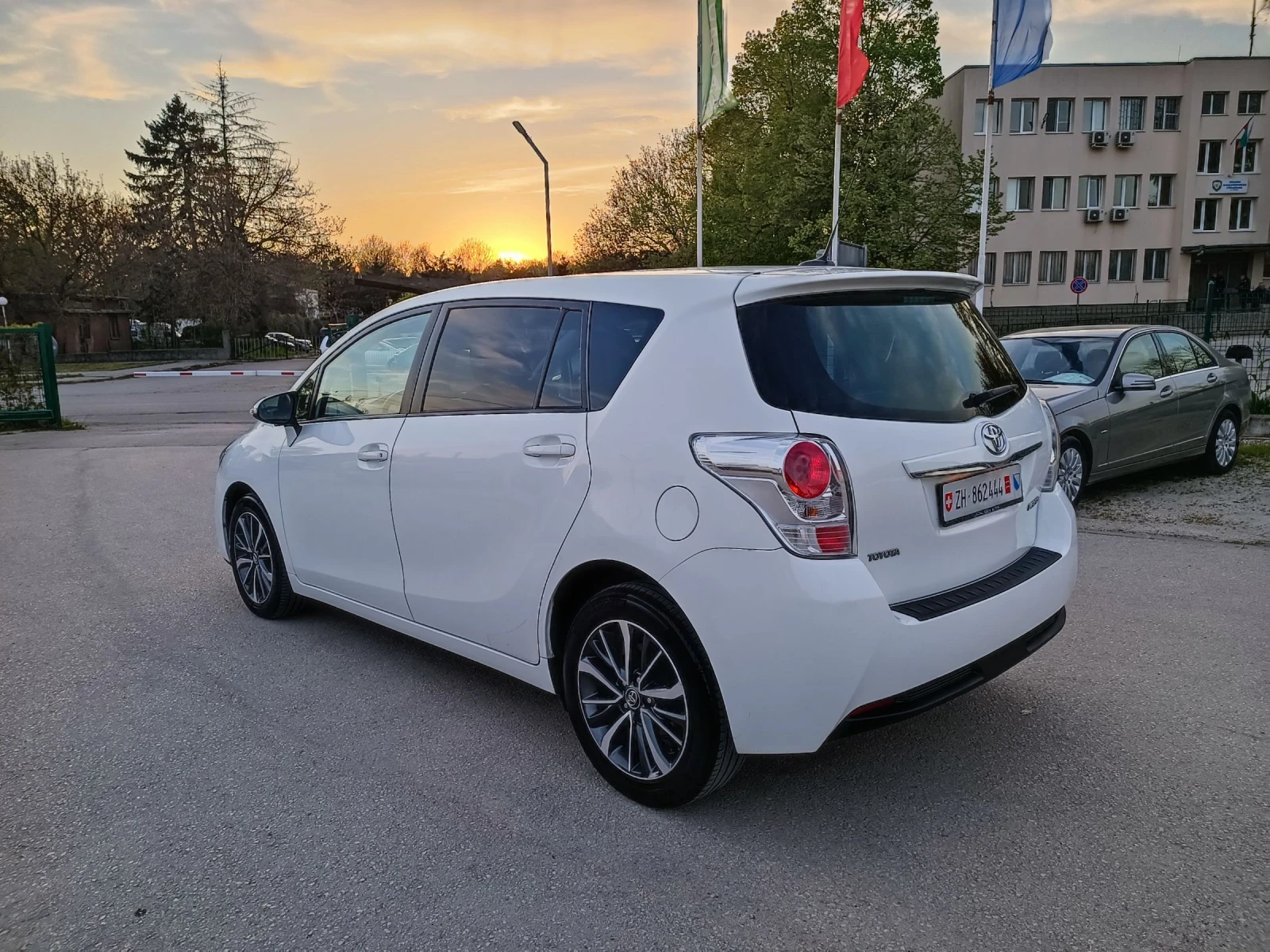 Toyota Verso 1.8i-147kc-���������-�����-6��-7�-NAVI | Mobile.bg � ����������� 6
