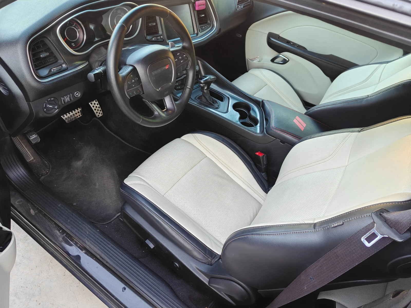 Dodge Challenger 3.6 V6 SXT Plus, снимка 10 - Автомобили и джипове - 55532415