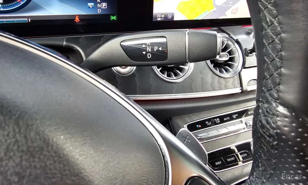 Mercedes-Benz E 220 d * Coupe * AMG * Head up * Панорама * , снимка 9 - Автомобили и джипове - 56217554