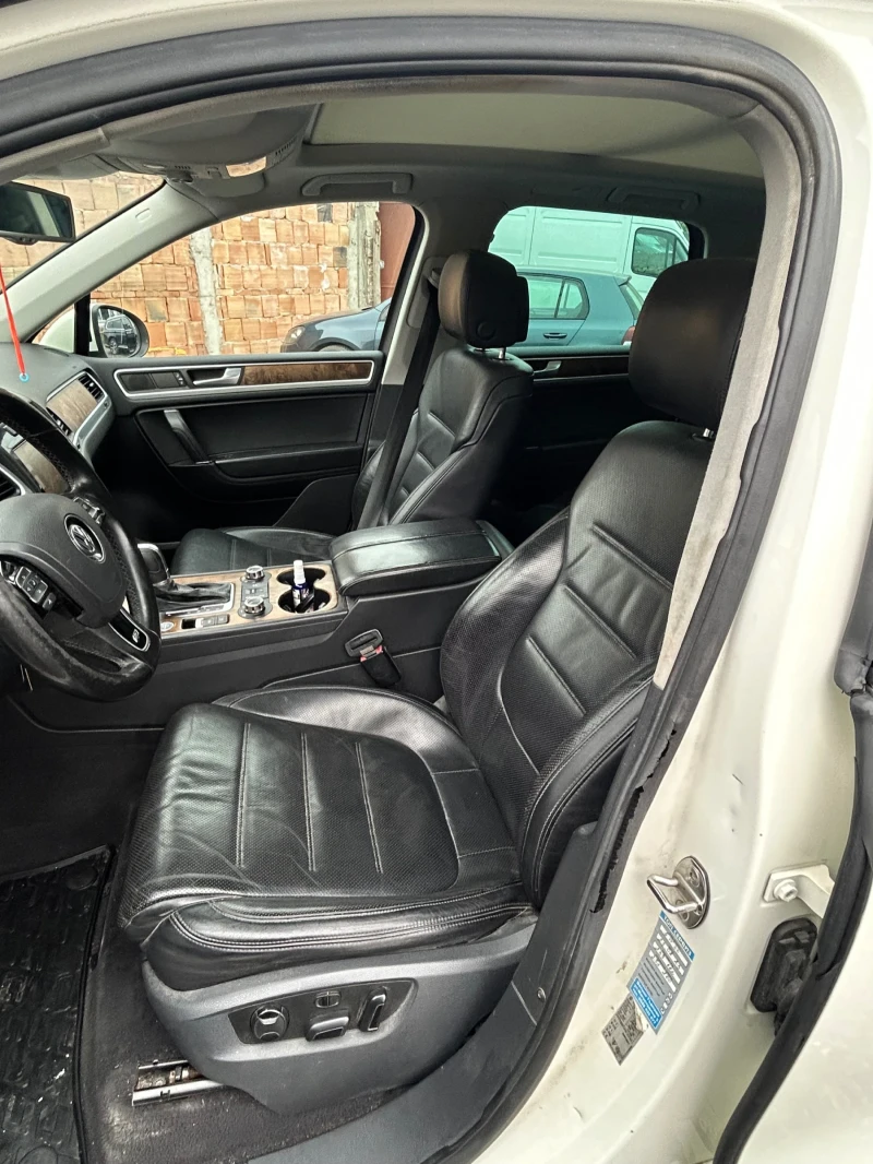 VW Touareg   VW Touareg 3.0TDI R-Line 360КАМЕРИ/Обдухване/Пан, снимка 11 - Автомобили и джипове - 52868119