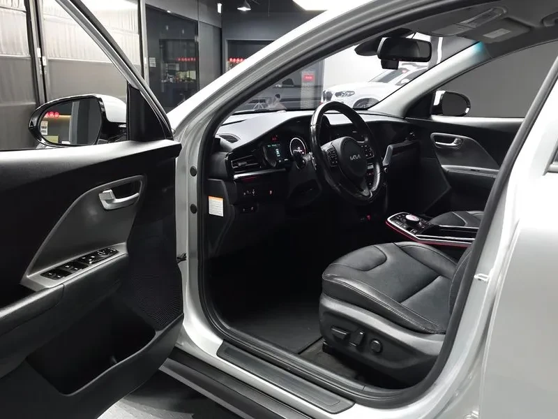 Kia Niro Plus Air, снимка 10 - Автомобили и джипове - 56532600