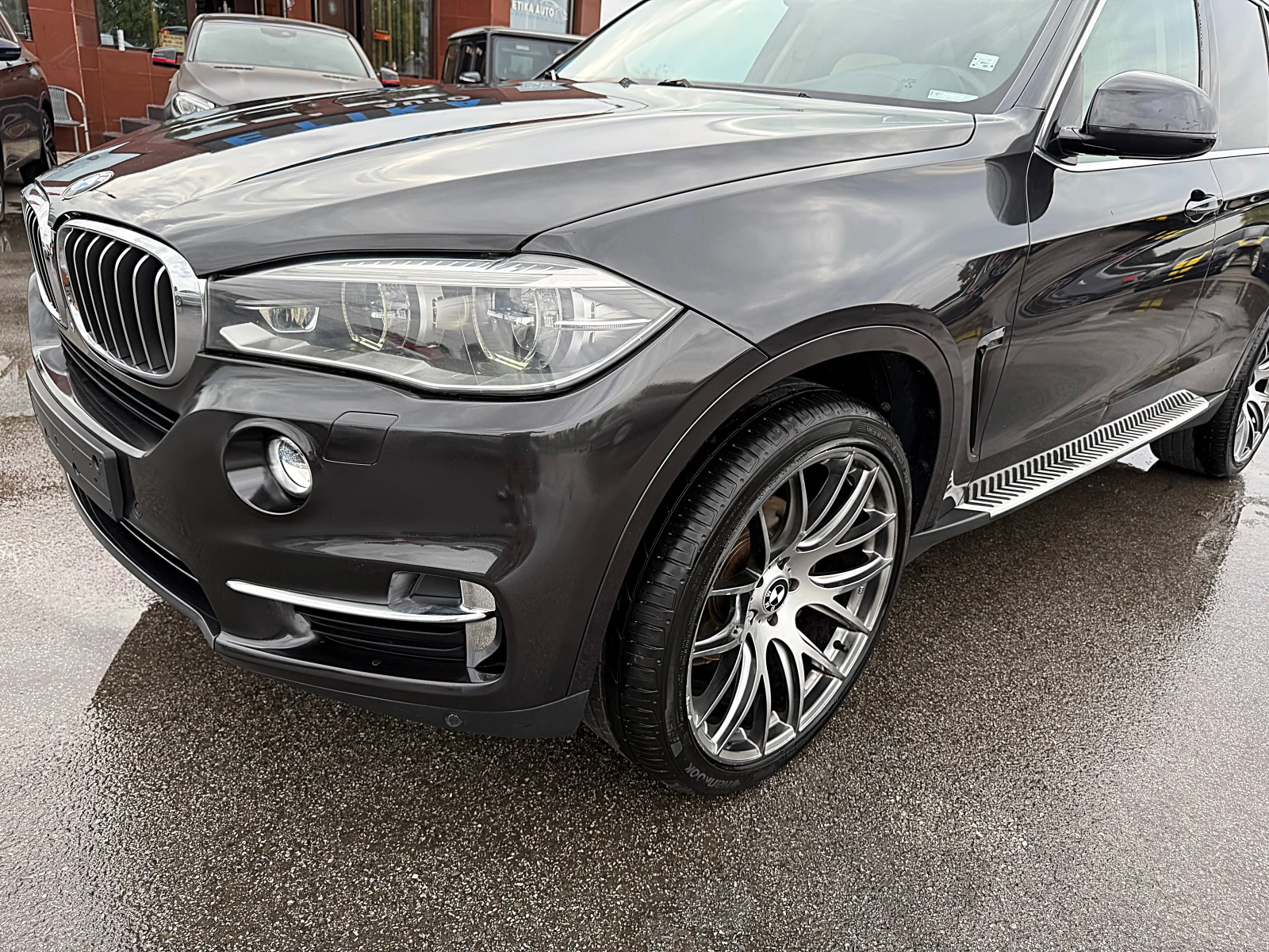 BMW X5 SPORT PAKET-4x4-HEAD UP-360 KAMERI-PANORAMA-HARMAN - изображение 4