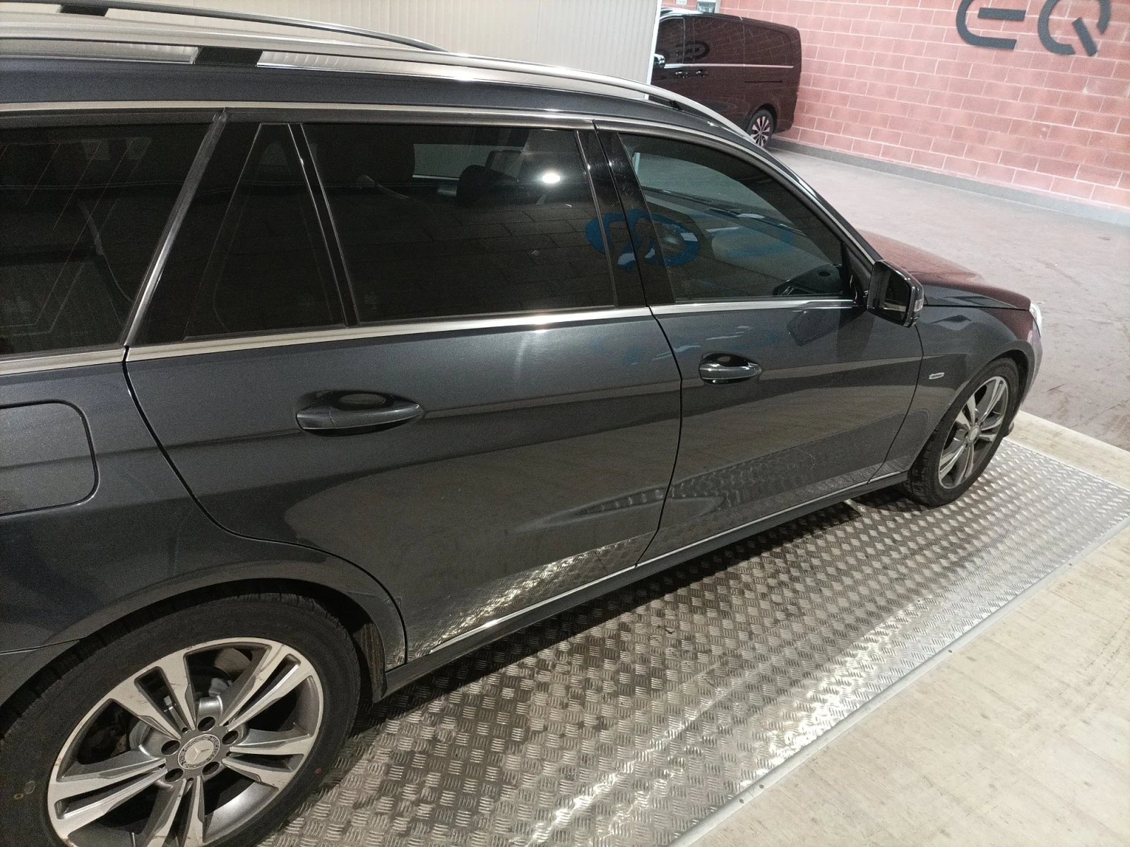 Mercedes-Benz E 200  - изображение 6
