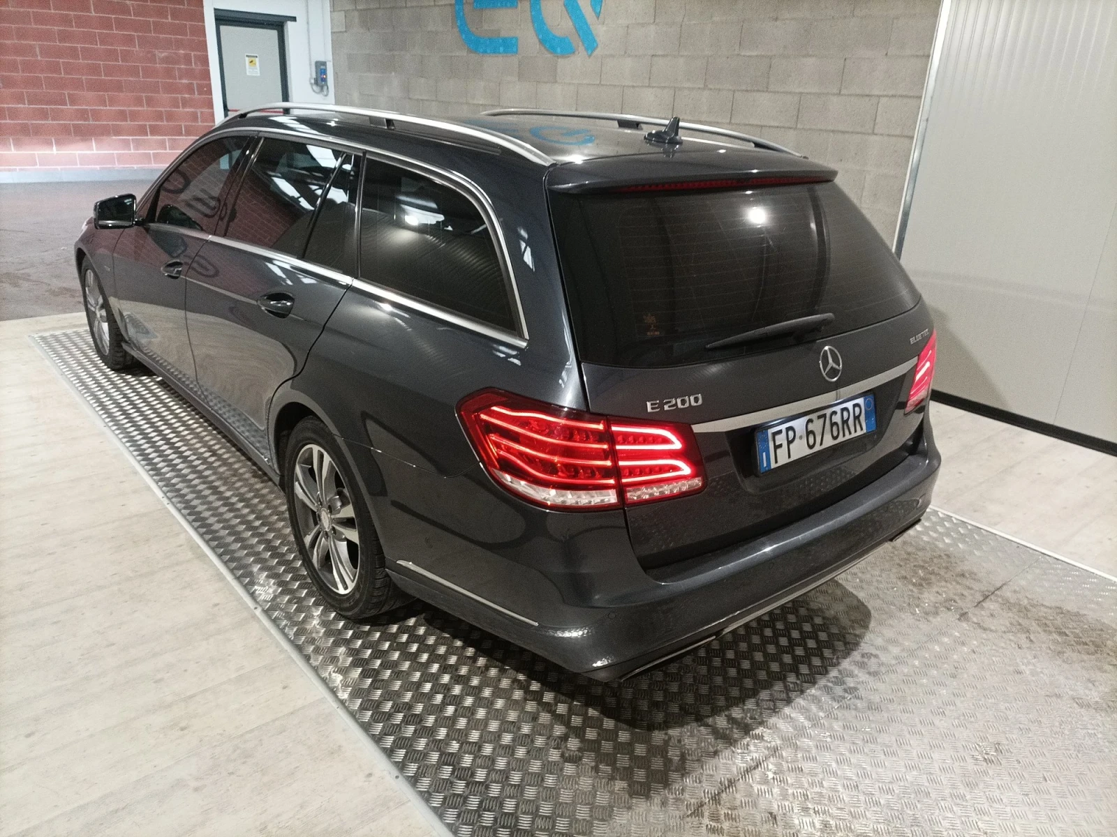 Mercedes-Benz E 200  - изображение 4