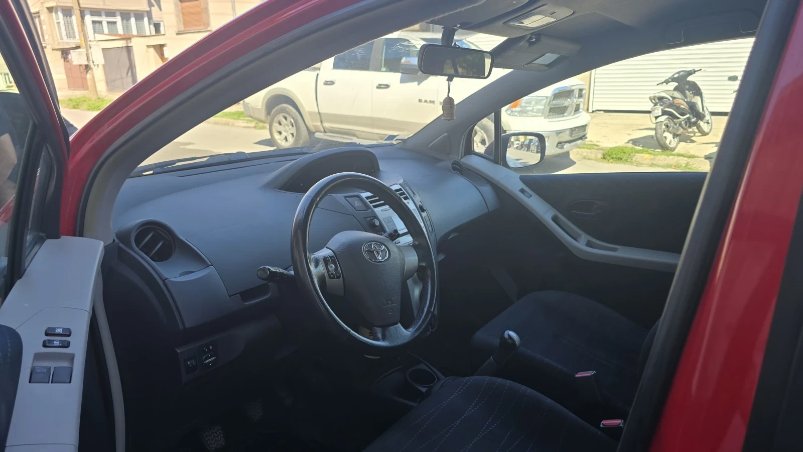 Toyota Yaris 1.3i - изображение 5