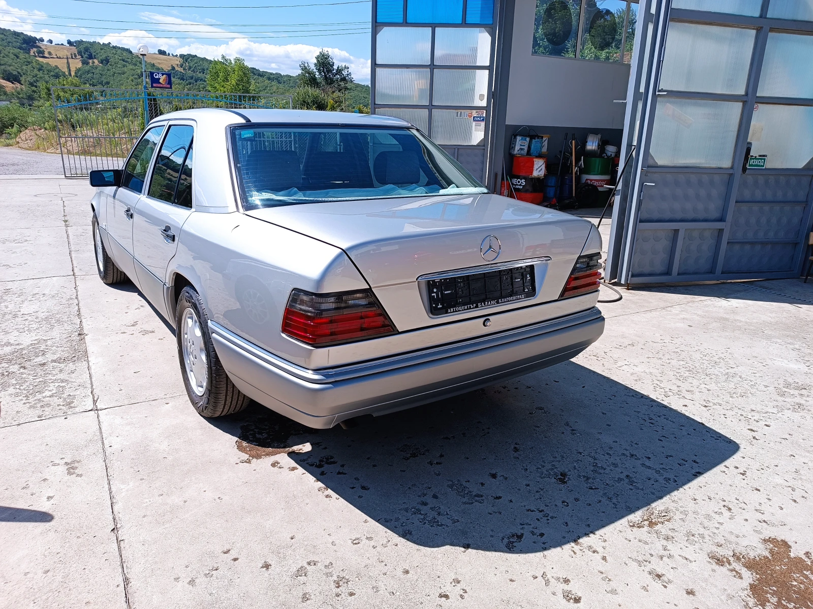 Mercedes-Benz E 200 2.0i МНОГО ХУБАВ! - изображение 5