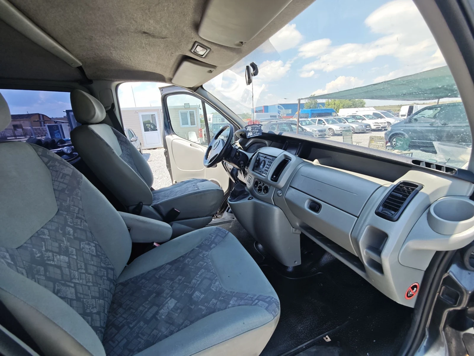 Opel Vivaro 2.5, снимка 11 - Бусове и автобуси - 55250471