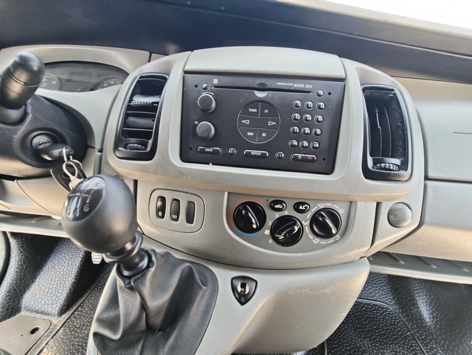 Opel Vivaro 2.5, снимка 12 - Бусове и автобуси - 55250471